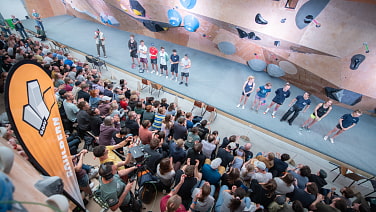 Die Finalistinnen und Finalisten der Deutschen Meisterschaft im Bouldern vor vollen Zuschauerrängen.