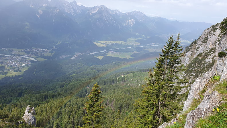 Wir sind sogar weiter oben als der Regenbogen.