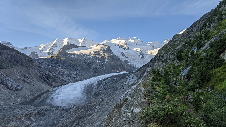 Tour II (Bovalhütte): Je näher man der Hütte rückt, desto beeindruckender wird die Umgebung. Hier der Blick in den „Festsaal der Alpen“ mit Piz Palü, Bellavista und Crast'Agüzza.