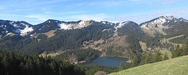 Eine Bergsilhouette im Frühling: Die Voralpengipfel sind leicht mit Schnee bedeckt.
