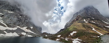 Interessantes Wolkenspiel in den Bergen
