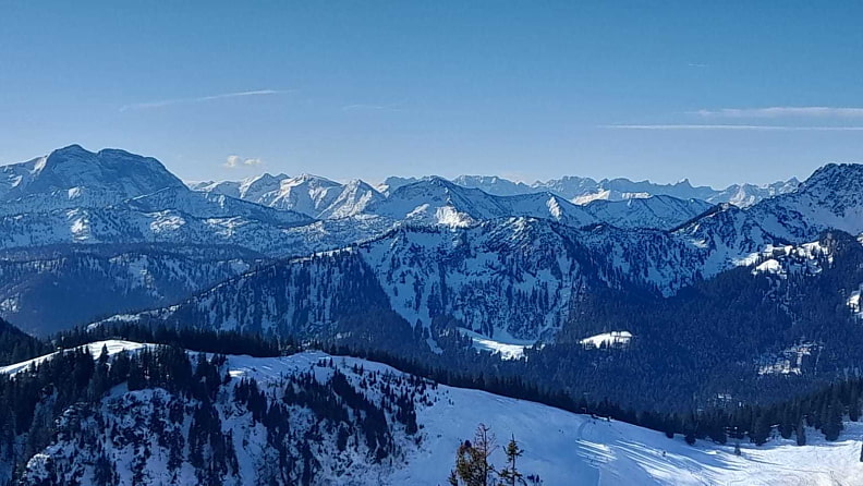 Die Ausblicke vom Wintergipfel der Brecherspitze entschädigten für den schweißtreibenden Anstieg über den fast aperen Hang von der oberen Firstalm.