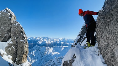 Man muss auch mal umkehren können:  Kurzes, heikel vereistes und ausgesetzes Steilstück unter dem Gipfel der Gr. Schlenkerspitze.