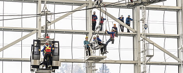 Eine Gondel mit Bergrettern der Bergwacht in einer Halle
