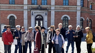 Gruppe auf dem Weg in die nächste Ausstellung
