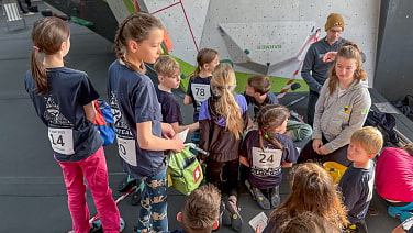 Vorbesprechung vor dem Start unserer 25 Kletterkinder.