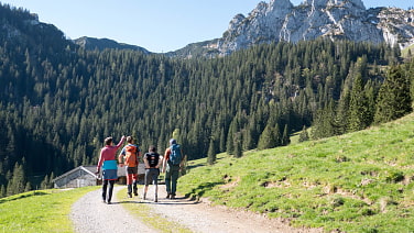 Bergcacher auf dem Weg zum nächsten Geocache 