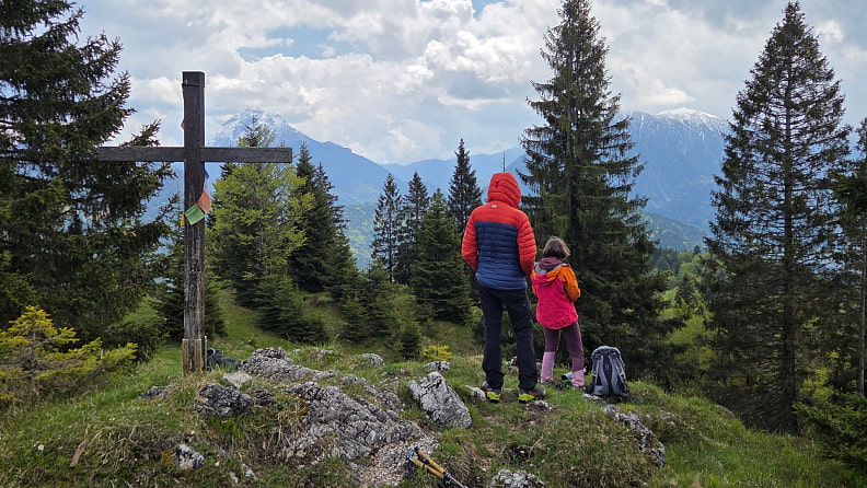 Vom Reitstein aus sehen wir die schneebedeckten Gipfel von Guffert und Unnütz.