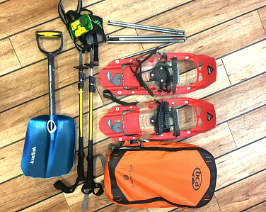 Winterbergsportausrüstung auf dem Boden ausgebreitet