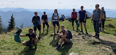 Gruppe von Freiwilligen bei Müllsammelaktion 