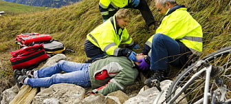 2 Notärzte kümern sich um verletzten Mountainbiker am Berg 