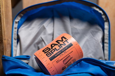 orangener Samsplint in offenem Rucksack 