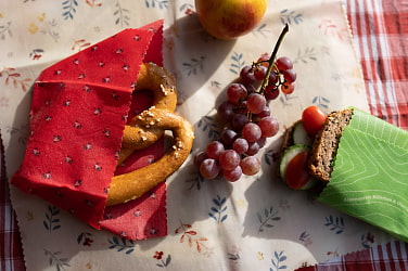 beiges Bienenwachstuch mit Blumenmuster 