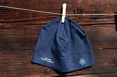 blaue Kappe mit Schriftzug links und Edelweiß rechts, beides in weiß