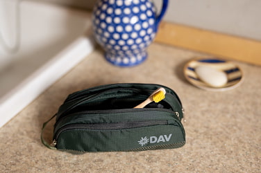 graue kleine Waschtasche mit DAV-Logo rechts 