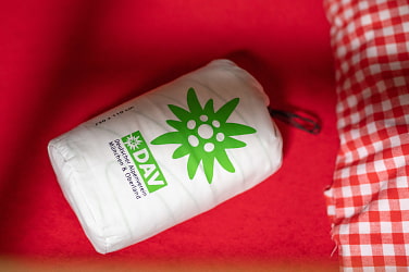 weißer Hüttenschlafsack mit grünem Edelweiß & Logo 