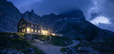 beleuchtete Falkenhütte bei Nacht