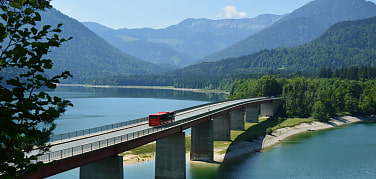 Brücke über den Sylvensteinspeichersee mit Bergbus Eng auf der Mitte der Brücke 
