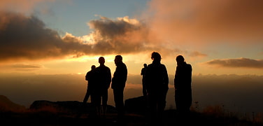 Gruppe von Wandernden im Sonnenuntergang 