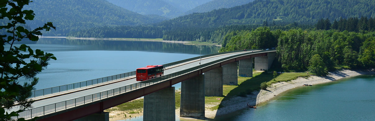 Brücke über den Sylvensteinspeichersee mit Bergbus Eng auf der Mitte der Brücke 