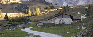 Wanderweg mit Hütte 