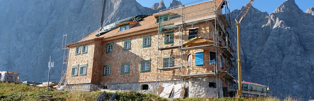Falkenhütte mit Baugerüst 