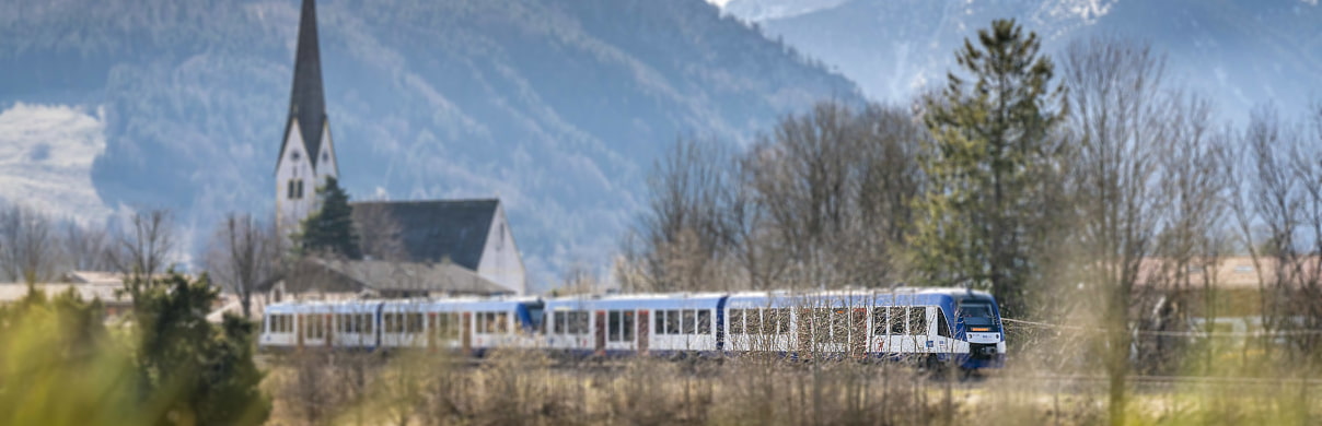 BRB Bahn vor bayrischem Bergpanorama