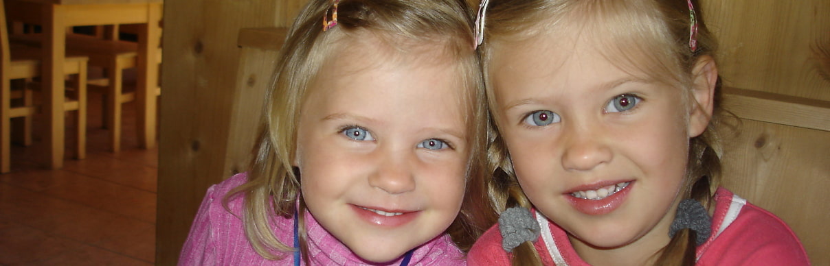 zwei Kinder in der Hütte 