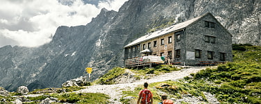 Wandernde auf dem Weg zur Lamsenjochhütte 