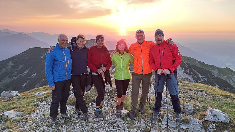 Einen tollen Sonnenuntergang mit Bergfeuern in der Ferne erleben wir vom Krottenkopf.