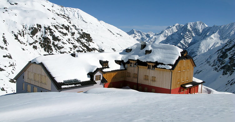 Alpenvereinshütte im Schnee mit Zugang zum Winterraum