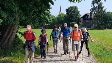Noch frische Wanderer (im Hintergrund der Kirchturm von Bernau)
