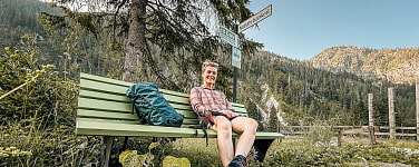 Frau sitzt auf einer der neuen Mitfahrbankerl