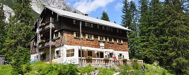 Reintalangerhütte liegt im grünen Reintal an der Zugspitze