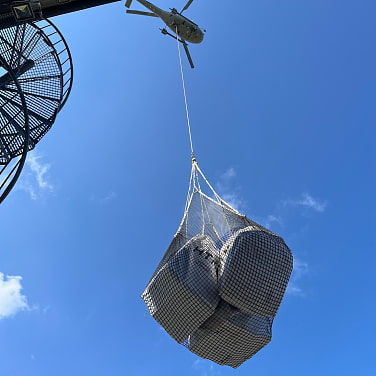Der Transport mit Hubschrauber ist aufwendig und teuer.