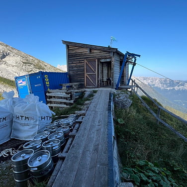 Hüttenversorgung und Abtransport mit Materialseilbahn