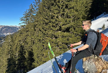 Skitour auf Baumstamm