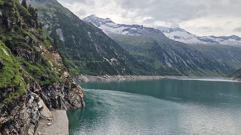 ... zum Stausee hinauf.