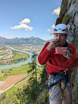 Jugendleiter Lorenz am Schlemmen in der Kletterroute