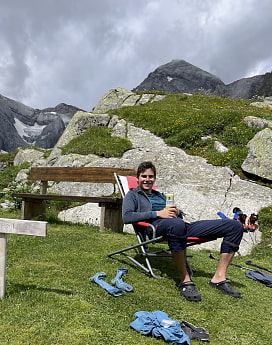 Jugendleiter Basti entspannt nach einer Bergtour
