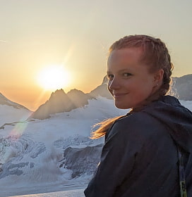 Jugnedleiterin Clara schaut nicht in die Sonne, damit sie nicht geblendet wird ;)