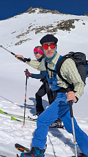 Lorenz auf Skitour und er zeigt mit deinem Skistecken wo es lang geht