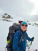 Ilka ist auf Skitour und schaut in die Kamera.