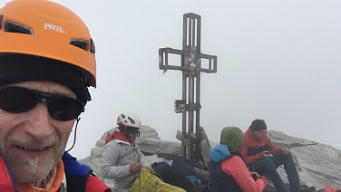 Zu viert am Rheinwaldhorngipfel am 13.07.2025, bei nicht optimalem Wetter: Wannee, Peter, Wolfgang und ich. Der Aufstieg führte auf steinmanderlverzierten Pfaden durch Moränengeröll- und Blockwerk hinauf zum felsigen, gut gangbaren NNO-Grat, später nur 150 Hm (!) auf matschigem Firn hinüber zum schneedurchsetzten NNW-Grat und dort zum Gipfel. Der "Firnrücken" (nach W. Pause) ist wohl lange schon Vergangenheit! Die Zapporthütte ist eine urige und gemütliche Unterkunft, empfehlenswert!