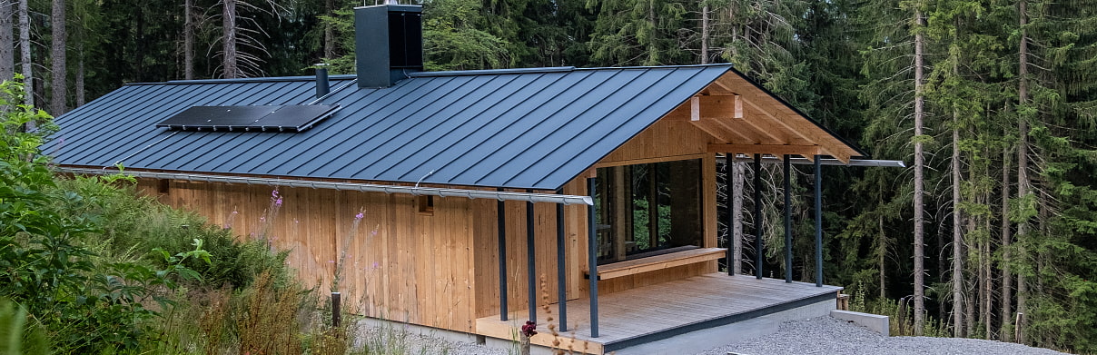 Bild zeigt die Blankensteinhütte in einer Großaufnahme, wie sie im Wald liegt