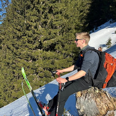 Skitour auf Baumstamm