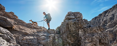 Nadine Regel mit Hund Ralfi am Berg