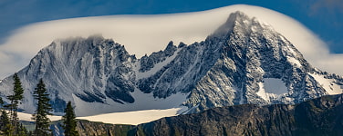 Wolkenschleier hängt über Berg