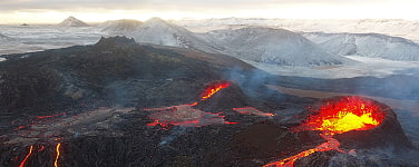 Lava kommt aus Vulkan in Island