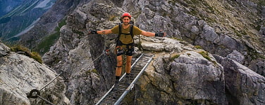 Mann auf Brücke beim Heilbronner Höhenweg